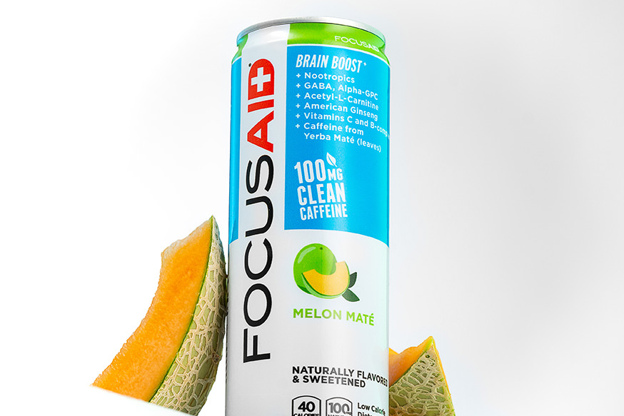 A can of FOCUSAID Melon Maté surrounded by slices of melon.